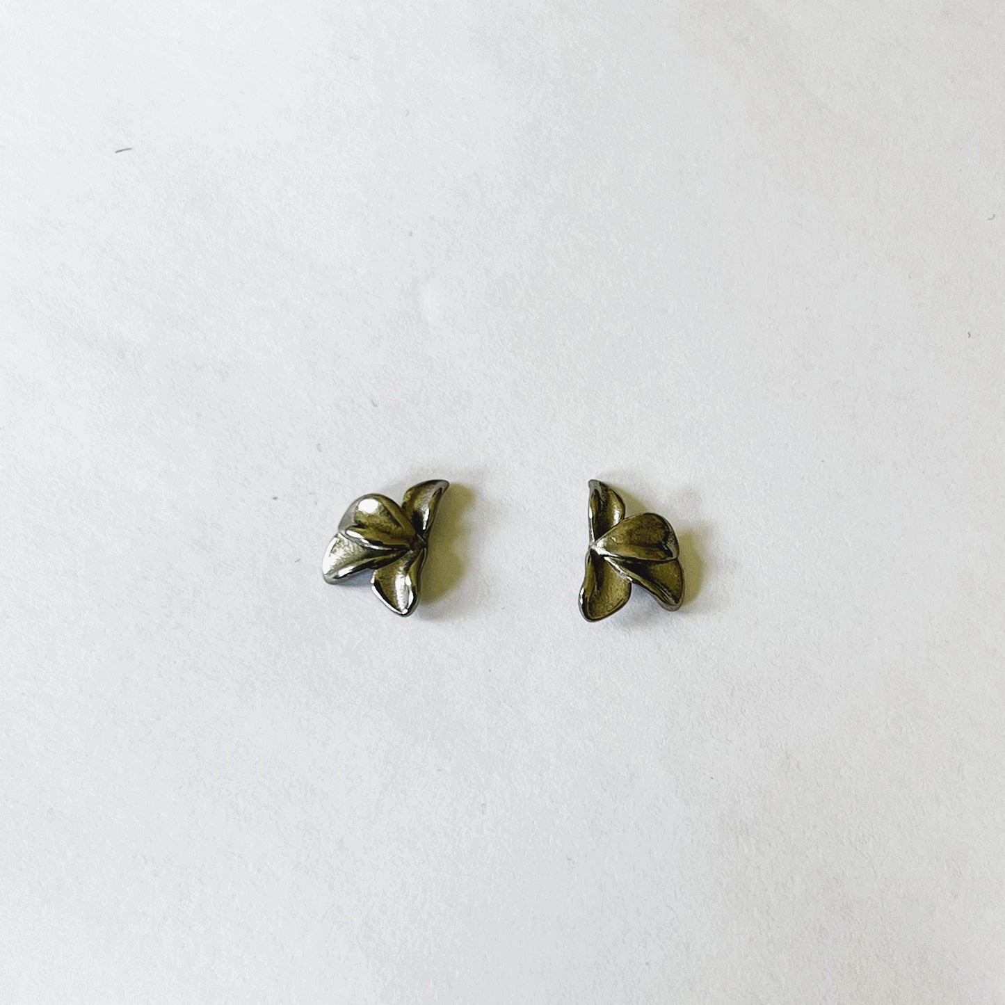 Tropical small leaf earring
