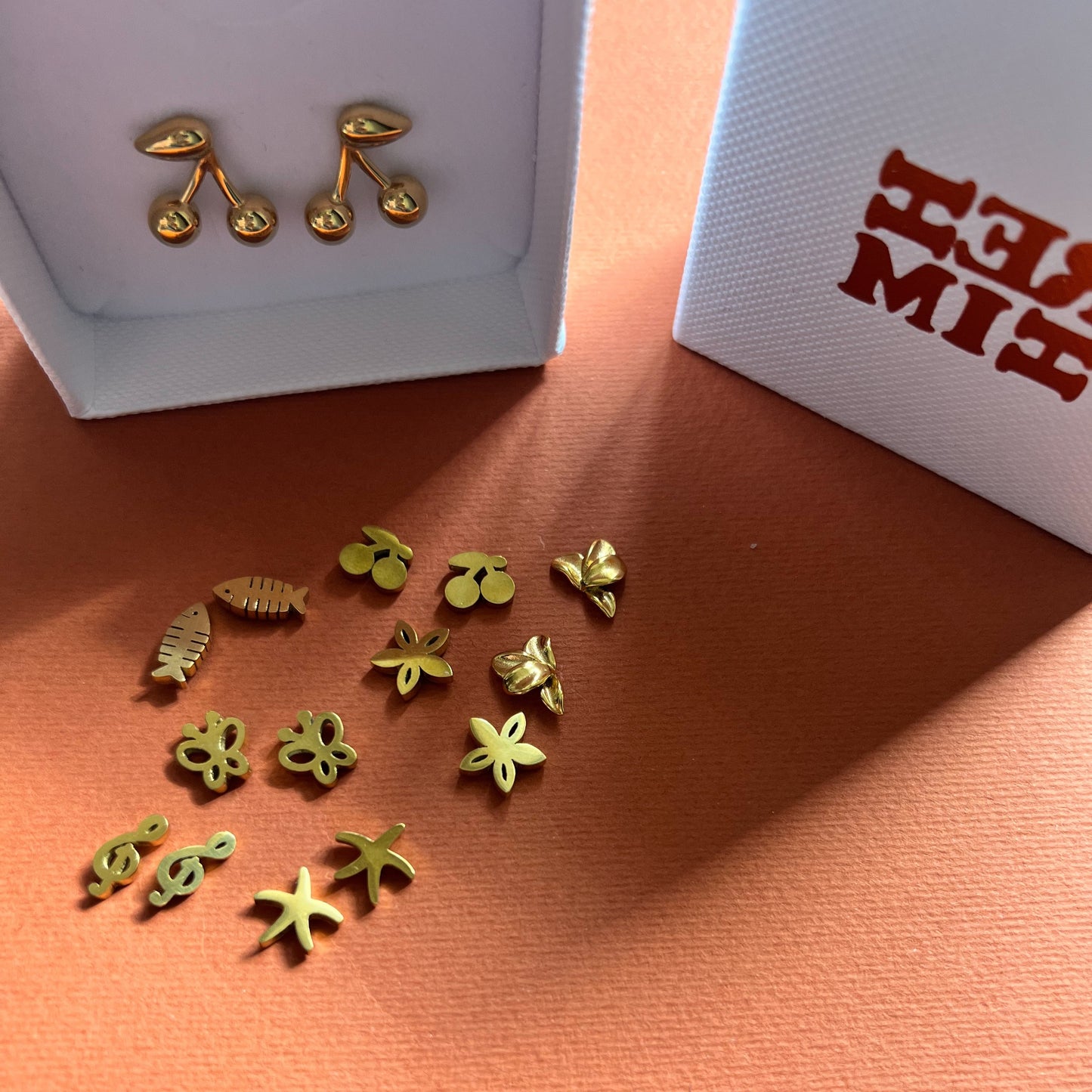 Tropical small leaf earring